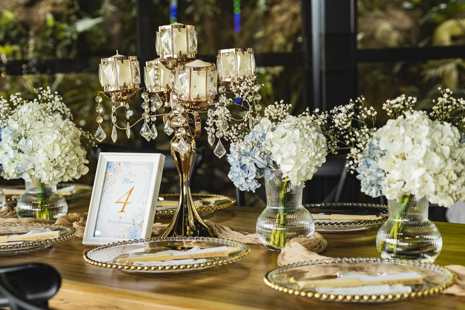 Detalle de candelabro y cristalería en mesa de evento