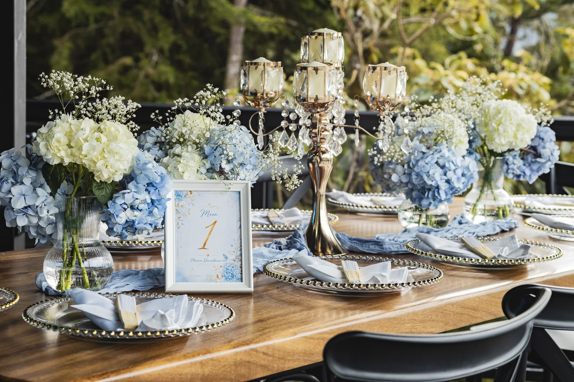 Mesa decorada con hortensias y candelabros dorados